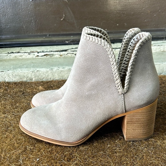 NWOB Frye and Co. Phoebe  Braid Bootie Cutout Suede Light Grey Sz 9 Bohemian - Picture 1 of 10